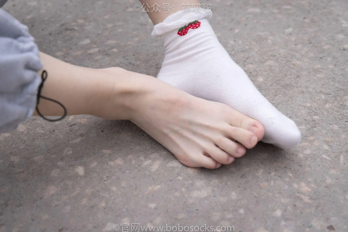 [BoBoSocks袜啵啵]NO.016 熊熊-斯凯奇运动鞋、棉袜（踩脏）、裸足 [147P]插图3